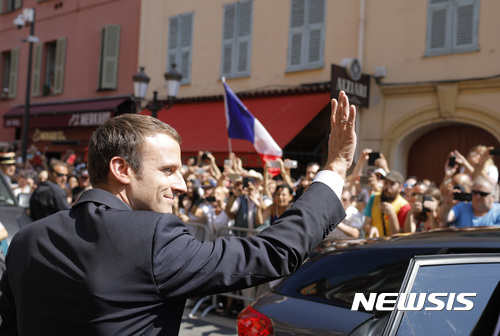 【AP/뉴시스】 = 올해 7월 14일 프랑스 남부의 니스를 방문했을 때의 에마뉘엘 마크롱 대통령. 대선에서 66%의 득표로 당선된 그는 한 때 인기절정의 벼락스타였지만 최근 실시된 4개의 여론조사에서 모두 지지도의 급격한 추락을 보였다.&nbsp;&nbsp; 