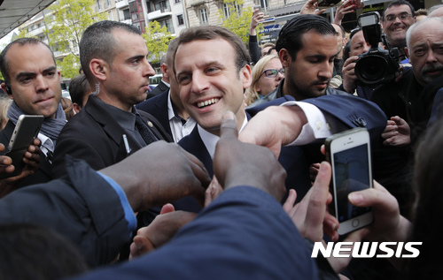 【AP/뉴시스】 = 대통령 선거중인 지난 5월 5일 남프랑스의 로데스에서 지지자들과 악수하는 마크롱 대통령후보.&nbsp; 그는 취임한지 3개월도 못돼서 지지도가 크게 추락하고 제왕적 태도를 의미하는 '주피터'란 별명을 언론으로부터 얻었다.&nbsp;&nbsp;&nbsp; 