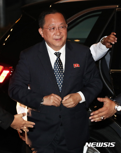 【서울=뉴시스】리용호 북한 외무상이 6일 새벽(현지시간) 아세안지역안보포럼(ARF) 참석차 필리핀 마닐라에 도착해 숙소인 뉴월드 호텔로 들어서고 있다. 리용호 외무상은 7일 북한은 어떤 환경에서도 핵과 탄도미사일을 협상 테이블에 올려놓지 않을 것이라고 말했다. 2017.8.6. (사진=뉴스1 제공) photo@newsis.com