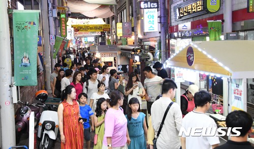 【울산=뉴시스】구미현 기자 = 울산시 중구는 울산큰애기야시장이 휴가와 방학을 맞은 가족 단위 방문객들로 인해 평소보다 두 배 가량 찾는 인원이 급증했다고 7일 밝혔다. 사진은 울산큰애기야시장 전경. 2017.08.07. (사진=울산시 중구 제공)photo@newsis.com