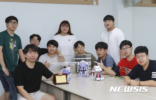 경일대 마이크로로봇연구회 학생들