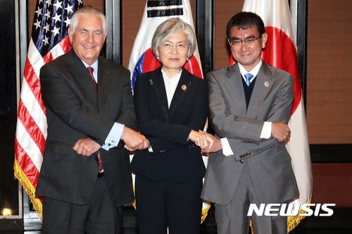 【서울=뉴시스】 아세안지역안보포럼(ARF)에 참석 중인 강경화 외교장관(가운데)과 렉스 틸러슨 미국 국무장관(왼쪽), 고노 다로 일본 외무상이 지난해 8월7일 오전(현지시각) 필리핀 마닐라의 한 호텔에서 열린 한미일 외교장관회의에서 손을 맞잡은 채 포즈를 취하고 있다. 2018.7.26. (사진=뉴스1 제공) photo@newsis.com