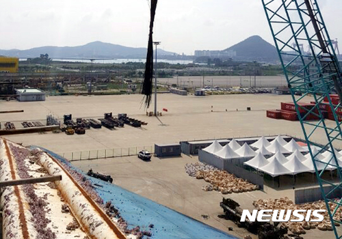 【목포=뉴시스】류형근 기자 = 세월호 현장수습본부가 7일 오전 전남 목포시 목포신항에 육상거치돼 있는 세월호 화물칸에서 침몰 원인 중의 하나로 알려진 과적된 철근을 빼내고 있다. 2017.08.07. (사진=세월호 현장수습본부 제공) photo@newsis.com