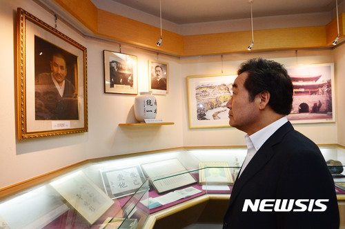 【서울=뉴시스】 서울 종로구 이북5도청 전시관에서 독립운동가 조만식 선생의 초상화를 바라보는 이낙연 국무총리. (뉴시스DB)