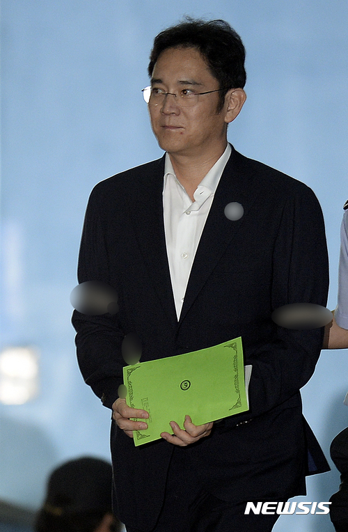 【서울=뉴시스】최진석 기자 = 이재용 삼성전자 부회장이 7일 오후 서초구 서울중앙지법에서 열린 '최순실 뇌물' 관련 결심 공판을 마친 뒤 호송차로 향하고 있다. 이날 박영수 특별검사는 결심 공판에서 이 부회장에게 징역 12년을 구형, 함께 기소된 삼성 미래전략실 최지성 전 실장과 장충기 전 차장, 삼성전자 박상진 전 사장에게는 징역 10년을 구형했다. 또 황성수 전 전무에게는 징역 7년을 구형했다. 2017.08.07. myjs@newsis.com