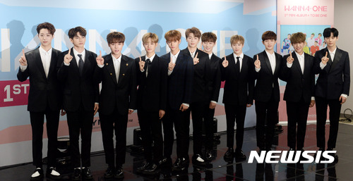 【서울=뉴시스】임태훈 기자 = 7일 오후 서울 구로구 고척스카이돔에서 '프로듀스 101 시즌2'로 탄생한 프로젝트 그룹 워너원이 데뷔 기자간담회에 앞서 포토타임을 갖고 포즈를 취하고 있다. 2017.08.07. taehoonlim@newsis.com