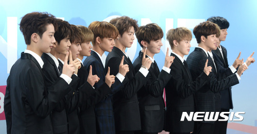 【서울=뉴시스】임태훈 기자 = 7일 오후 서울 구로구 고척스카이돔에서 '프로듀스 101 시즌2'로 탄생한 프로젝트 그룹 워너원이 데뷔 기자간담회에 앞서 포토타임을 갖고 포즈를 취하고 있다. 2017.08.07. taehoonlim@newsis.com