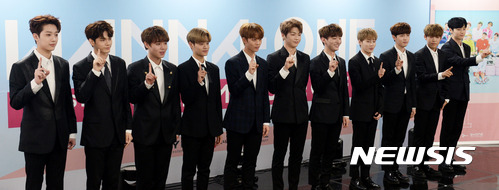 【서울=뉴시스】임태훈 기자 = 7일 오후 서울 구로구 고척스카이돔에서 '프로듀스 101 시즌2'로 탄생한 프로젝트 그룹 워너원이 데뷔 기자간담회에 앞서 포토타임을 갖고 포즈를 취하고 있다. 2017.08.07. taehoonlim@newsis.com