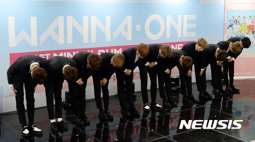 【서울=뉴시스】임태훈 기자 = 7일 오후 서울 구로구 고척스카이돔에서 '프로듀스 101 시즌2'로 탄생한 프로젝트 그룹 워너원이 데뷔 기자간담회에 앞서 취재진에게 인사하고 있다. 2017.08.07. taehoonlim@newsis.com