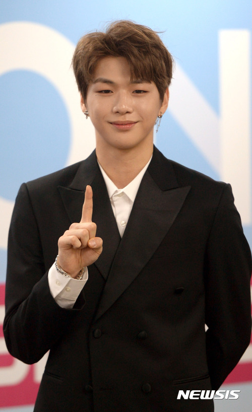 【서울=뉴시스】임태훈 기자 = 7일 오후 서울 구로구 고척스카이돔에서 '프로듀스 101 시즌2'로 탄생한 프로젝트 그룹 워너원의 멤버 강다니엘이 데뷔 기자간담회에 앞서 포토타임을 갖고 포즈를 취하고 있다. 2017.08.07. taehoonlim@newsis.com