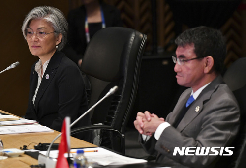 【마닐라=AP/뉴시스】강경화 외교부 장관이 7일 필리핀 마닐라에서 열리는 제 18차 아세안+3 외무장관 회의에 참석해 고노 다로 일본 외무상과 나란히 앉아 있다. 2017.08.07