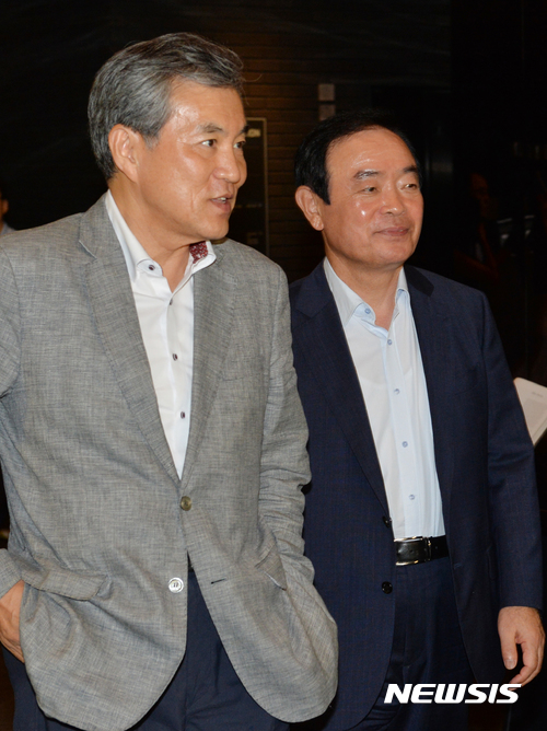 【서울=뉴시스】배훈식 기자 = 이상돈(왼쪽), 장병완 국민의당 의원이 7일 오후 서울 여의도의 한 호텔에서 당 대표 출마를 선언한 안철수 전 대선 후보와 회동한 뒤 로비를 나서고 있다. 2017.08.07. dahora83@newsis.com