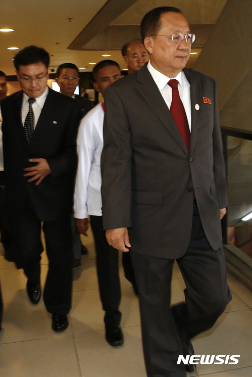 【마닐라=AP/뉴시스】아세안지역안보포럼(ARF) 참석을 위해 필리핀 마닐라를 방문한 리용호 북한 외무상이 제50차 아세안 외무장관 회의를 비롯해 관련 회의들이 열리는 국제컨벤션센터에서 걸어가고 있다. 2017.08.07