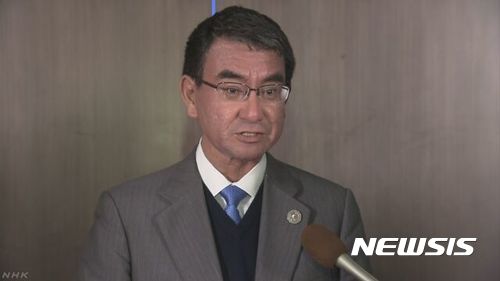 【서울=뉴시스】 고노 다로(河野太郎) 일본 외무상은 3일 담화를 통해 미 국방부의 '핵 태세 검토 보고서'(NPR)가 “미국의 억지력 실효성 확보와 일본을 포함한 동맹국에 대한 확대 억지로의 관여를 명확히 했다”면서 높이 평가한다고 밝혔다. 그는 "북한의 핵·미사일 개발의 진전 등 안보환경이 급속히 악화하고 있다. 앞으로도 미일 동맹의 억지력 강화에 힘쓸 것“이라면서 이같이 말했다. 다로 외무상이 지난해 8월 7일 아세안지역안보포럼(ARF) 참석차 방문한 필리핀 마닐라에서 기자회견을 하고 있다. 2018.01.02.03.