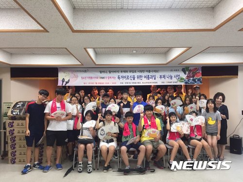 【서울=뉴시스】서초구의 청소년들이 독거노인과 한부모 가정을 위해 130만원 어치의 과일 등을 전달하고 있다. (사진 = 서초구 제공) photo@newsis.com