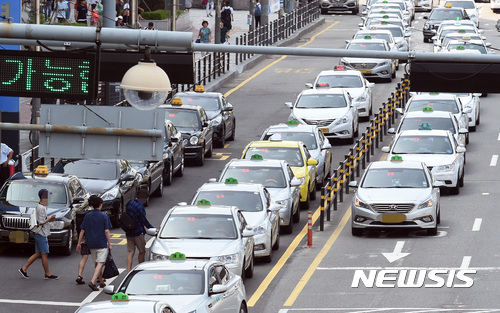 수원역 택시승강장에서 손님을 기다리는 택시. (뉴시스 자료사진)