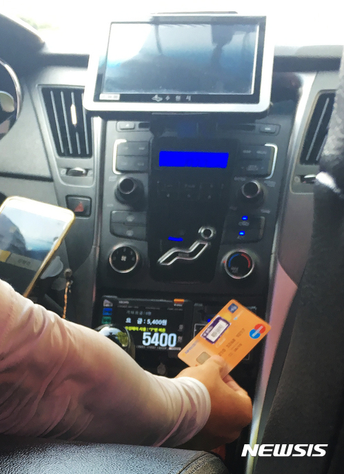 【수원=뉴시스】 이정선 기자 = 경기도가 개인택시 요금 수수료 인하를 위해 카드결제 방식 변경을 추진 중이다. 그러나 단말기를 교체, 대표가맹점에서 개별가맹점으로 바뀌면서 단말기 A/S 불편, 교통카드 호환 등의 문제도 예상된다. 사진은 개인택시에 부착된 카드 결제 단말기. 2017.08.08. ppljs@newsis.com