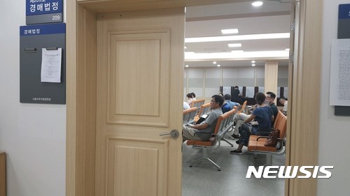 【서울=뉴시스】이승주 기자 = 8일 오전 서울 마포구 서부지법에서 열린 경매. 8.2대책 이후 서울 한강 이북에서 처음 열린 이날 경매장 내부에는 빈자리가 곳곳에 눈에 띄었다. 2017.08.08. joo47newsis.com