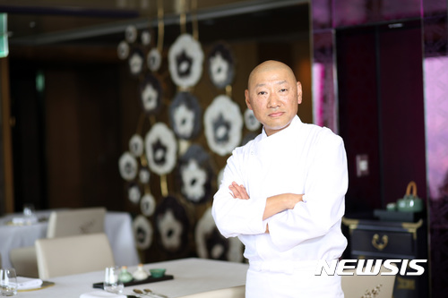 【서울=뉴시스】오는 9월12~13일 롯데호텔서울 ‘무궁화’에서 미식 행사를 여는 미슐랭 1스타 셰프 타무라 요시히코씨.