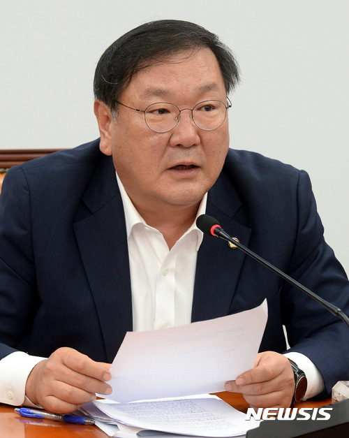 【서울=뉴시스】박영태 기자 = 김태년 더불어민주당 정책위의장이 8일 오전 서울 영등포구 여의도 국회 원내대표회의실에서 진행된 원내대책회의에서 모두발언을 하고 있다. 2017.08.08.since1999@newsis.com