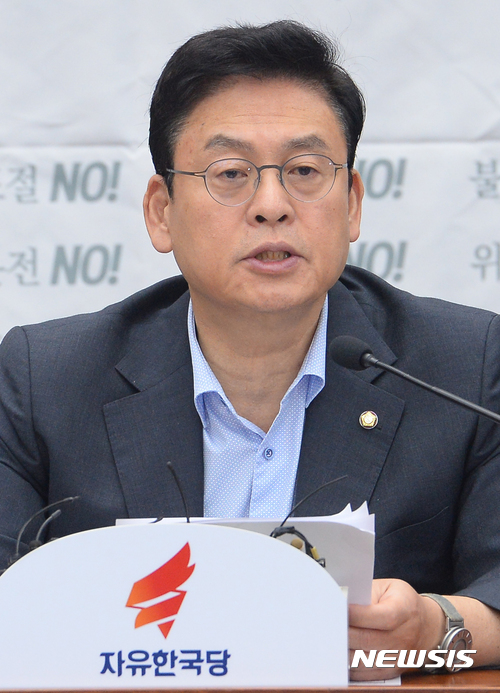 【서울=뉴시스】배훈식 기자 = 8일 오전 서울 여의도 국회 제3회의장에서 열린 자유한국당 원내대책회의에 참석한 정우택 원내대표가 모두발언하고 있다.&nbsp; 정 원내대표는 북한에 대한 짝사랑식 대화구걸은 중단하고 핵을 포기할 때까지 제재와 압박의 강도를 높여야 한다고 말했다. 2017.08.08. dahora83@newsis.com