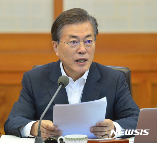 【서울=뉴시스】전진환 기자 = 문재인 대통령이 8일 오전 국무회의가 열린 청와대 세종실에서 모두발언을 하고 있다. 2017.08.08. amin2@newsis.com