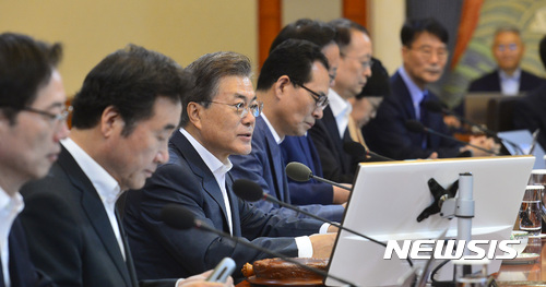 【서울=뉴시스】전진환 기자 = 문재인 대통령이 8일 오전 국무회의가 열린 청와대 세종실에서 모두발언을 하고 있다. 2017.08.08. amin2@newsis.com