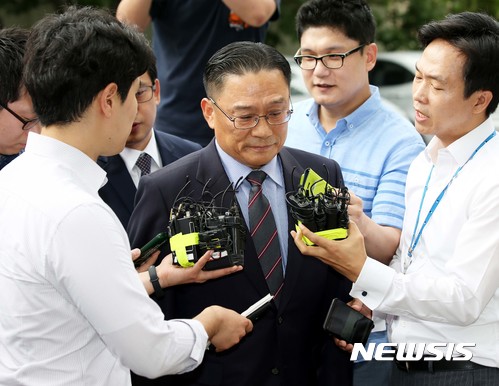 【서울=뉴시스】 사진공동취재단 = 박찬주 육군 제2작전사령관(대장)이 8일 오전 서울 용산구 국방부 검찰단으로 출석하고 있다. 2017.08.08. photo@newsis.com