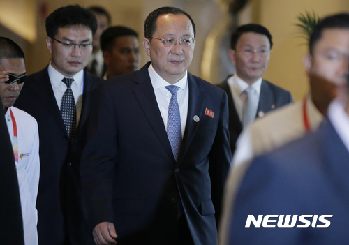 【마닐라=AP/뉴시스】리용호 북한 외무상이 2017년 8월8일 필리핀 마닐라에서 제50차 아세안 외무장관 회의 폐막식에 참석하기 위해 호텔을 나서고 있다.리용호 외무상은 7일 기자회견을 가질 예정이었지만 대신 그의 대변인이 리 외무상의 연설 내용이 담긴 복사본만 배포했다.리 외무상은 이 연설에서 어떤 일이 있어도 북한은 핵과 탄도미사일을 협상테이블 위에 올려 놓는 일은 없을 것이라고 말했다. 2017.08.08