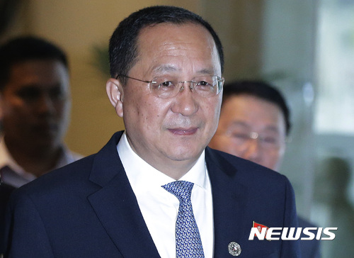 【마닐라=AP/뉴시스】리용호 북한 외무상이 8일 필리핀 마닐라에서 제50차 아세안 외무장관 회의 폐막식에 참석하기 위해 호텔을 나서고 있다.. 2017.08.08