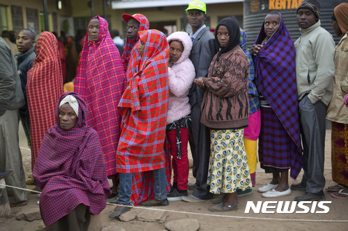 【비실=AP/뉴시스】케냐 수도 나이로비로부터 남쪽으로 약 120km 떨어진 비실에서 8일(현지시간) 유권자들이 대통령선거에 참여하기 위해 투표소 앞에 줄 서 순서를 기다리고 있다. 2017.08.08