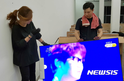 【광주=뉴시스】류형근 기자 = 광주디자인센터는 8일 2017광주디자인비엔날레 개막이 한달 앞으로 다가옴에 따라 작품 운송을 시작으로 본격 행사 준비에 돌입했다고 밝혔다. 전시장비 설치작업. 2017광주디자인비엔날레는 다음달 8일 개막해 10월23일까지 46일간 '미래들(FUTURES)'을 주제로 광주비엔날레전시관과 국립아시아문화전당, 광주시립미술관 등에서 펼쳐진다. 2017.08.08. (사진=광주디자인센터 제공) photo@newsis.com