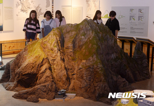 【서울=뉴시스】이영환 기자 = 지난 2017년 8월8일 오후 서울 서대문구 독도체험관을 방문한 학생들이 독도 조형물을 살펴보고 있는 모습. 2017.08.08. 20hwan@newsis.com