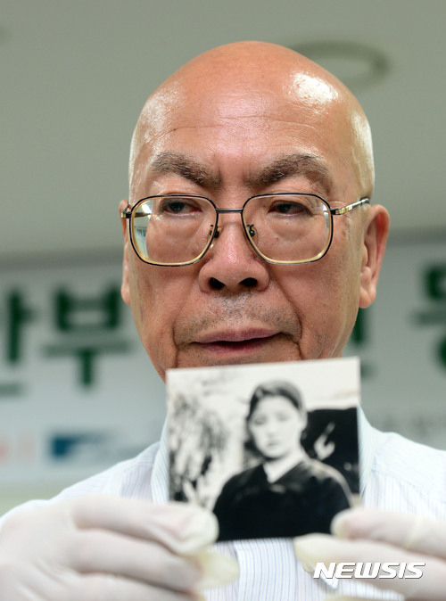 【부산=뉴시스】 하경민 기자 = 8일 오후 부산 남구 국립일제강제동원역사관에서 열린 유물기증식에 참석한 일본 후쿠오카 병사·서민의 전쟁자료관 다케도미 지카이 부관장이 미얀마 지역에 동원된 조선인 일본군 위안부 사진을 공개하고 있다.그는 일본군 위안부, 조선 학생들이 일본군에게 보낸 위안편지 등 관련자료 30여 점을 이날 일제강제동원역사관에 기증한데 이어 태평양전쟁 당시 일본군으로 참전했던 아버지와 같은 부대에 복무했던 일본군에게 부탁받은 일본군 위안부(기증 사진 속의 인물)에 대한 사죄의 유언 등에 대한 입장도 밝혔다. 2017.08.08. yulnetphoto@newsis.com