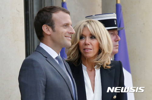 마크롱, 휴가 중 사생활 침해한 파파라치 고소