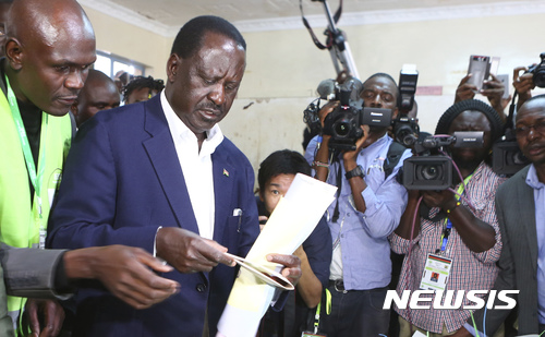 【나이로비(케냐)=AP/뉴시스】케냐 수도 나이로비의 한 투표소에서 8일 야당 후보인 라일라 오딩가가 투표하고 있다. 오딩가 후보는 9일 우후루 케냐타 현 대통령이 55%를 득표, 44%를 얻은 자신에게 앞서고 있다는 선거위원회의 중간 개표 결과 발표에 개표 절차에 흠이 많다며 중간 개표 결과에 이의를 제기했다. 2017.8.9