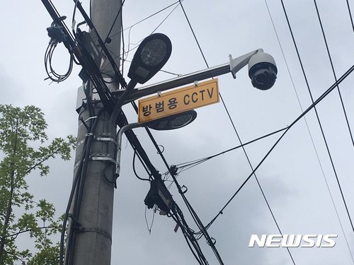 【대구=뉴시스】배소영 기자 = 지난달 8일 대구 중구 도원동에 있는 성매매 집결지인 자갈마당 일원 4곳에 방범용 폐쇄회로(CC)TV가 설치된 모습. 2017.09.13. <이 사진은 2017년 8월9일자 사진자료임.>soso@newsis.com