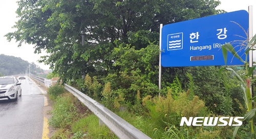 【충주=뉴시스】강신욱 기자 = 강원 태백에서 발원해 충주·제천·단양 등 충북 북부지역을 흐르는 국가하천을 '남한강'이라고 부르는 것은 잘못됐다는 주장이 나와 시선을 끈다. 사진은 9일 충주시 목행동 구 목행대교 앞에 세워져 있는 '한강' 표지판. 2017.08.09.&nbsp; photo@newsis.com 