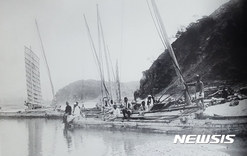 【충주=뉴시스】강신욱 기자 = 한강 본류인 남한강 이름이 언제부터 불렸는지가 관심을 끌고 있다. 사진은 1920년대 충주시 칠금동 탄금대 강변. 2017.08.09. (사진=사진으로 본 충주 100년사)photo@newsis.com 