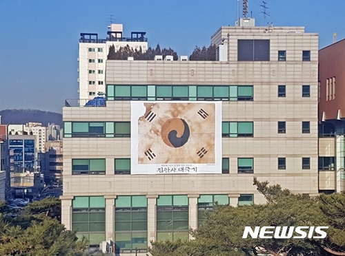 광복절 앞두고 서울 자치구 곳곳서 '태극기 게양' 바람