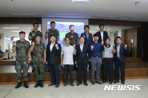 【춘천=뉴시스】 고성호 기자 = 9일 오전 강원 춘천시 신북읍사무소에서 열린 '군 비행기 소음 관련 주민설명회'에 참석한 민·관·군 관계자들이 '춘천비행장 상생 발전 추진위원회'를 구성했다. 2017.08.09 godex8802@newsis.com