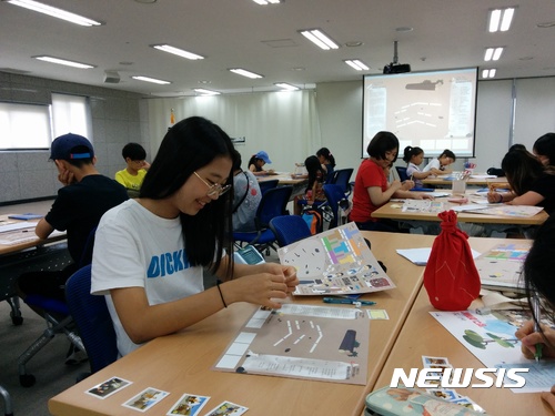 【부산=뉴시스】허상천 기자 = 8일 오후 국립일제강제동원역사관 6층 멀티미디어실에서 BGV(브라이트글로벌비전) 주니어기자단 학생 17명이 '다시 쓰는 방구 아저씨' 프로그램에 참여하고 있다. 2017.08.09. (사진 = 일제강제동원역사관 제공) photo@newsis.com
