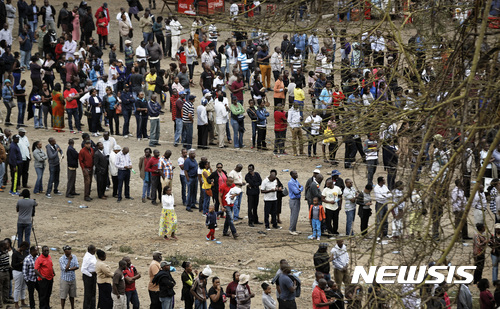 【나이로비( 케냐) = AP/뉴시스】 = 8일 치러진 케냐의 대통령 선거를 위해 나이로비 시내의 투표소 앞에 길게 줄을 서있는 시민들. 오랜 숙적인 우후루 케냐타 대통령과 야당후보 라일라 오딩가의 대결에서 중간 집계결과 케냐타가 앞서고 있는 것으로 나타났다.&nbsp; 