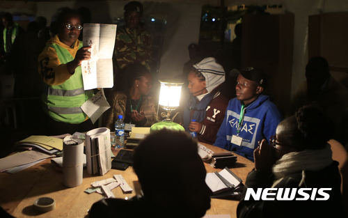 【나이로비(케냐) = AP/뉴시스】 = 8일 치러진 케냐 대통령 선거의 투표함이 개봉된 뒤 개표소 직원들이 표를 분류하고 있다.&nbsp; 선관위는 3분의 2 개표상황에서 케냐타 대통령이 야당후보 라일라 오딩가로다 득표율이 앞서고 있다고 밝혔다.&nbsp;&nbsp; 