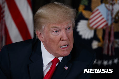 【베드민스터=AP/뉴시스】도널드 트럼프 미국 대통령이 8일(현지시간) 뉴저지 주 베드민스터의 트럼프 내셔널 골프클럽에서 브리핑을 진행하고 있다. 2017.8.9.