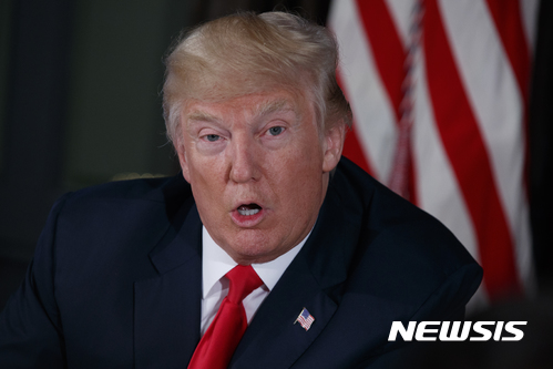 【베드민스터=AP/뉴시스】도널드 트럼프 미국 대통령이 8일(현지시간) 휴가지인 뉴저지주 베드민스터에서 오피오이드 미국 내 남용에 대한 브리핑을 하고 있다. 트럼프 대통령은 이 자리에서 북한을 향해 또 다시 경고 메시지를 보냈다. 2017.08.09 