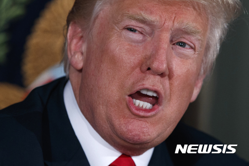 【베드민스터(미 뉴저지주)=AP/뉴시스】휴가 중인 도널드 트럼프 미 대통령이 8일 뉴저지주 베드민스터에 있는 자신의 골프 클럽에서 북한 문제에 대해 브리핑받고 있다. 2017.8.9