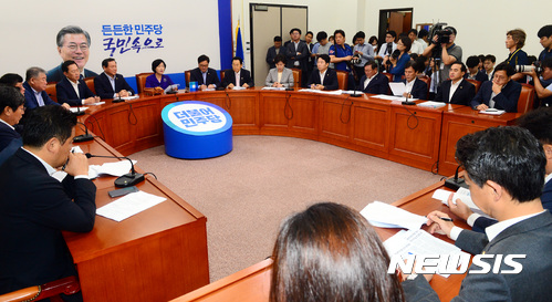 【서울=뉴시스】박영태 기자 = 추미애 더불어민주당 대표가 9일 오전 서울 영등포구 여의도 국회 더불어민주당 당대표회의실에서 열린 최고위원회의에서 모두발언을 하고 있다. 2017.08.09.since1999@newsis.com