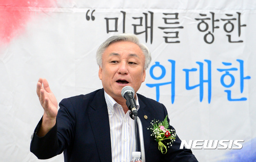 【서울=뉴시스】권현구 기자 = 9일 오전 서울 영등포구 해군호텔 그랜드홀에서 열린 '제9회 대한민국 해양영토 대장정 발대식'에 참석한 한국해양재단 이재완 이사장이 환영사를 하고 있다. 올해로 9회째를 맞은 '대한민국 해양영토 대장정'은 젊은 패기와 열정을 지닌 대학생들이 한국의 해양영토를 직접 돌아보며 주권의식과 도전정신을 기르는 행사다. 2017.08.09. stoweon@newsis.com