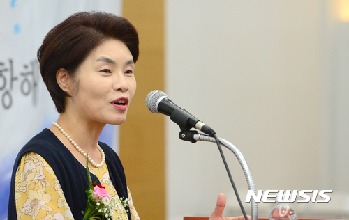 【서울=뉴시스】권현구 기자 = 9일 오전 서울 영등포구 해군호텔 그랜드홀에서 열린 '제9회 대한민국 해양영토 대장정 발대식'에 참석한 더불어민주당 한정애 의원이 축사를 하고 있다. 올해로 9회째를 맞은 '대한민국 해양영토 대장정'은 젊은 패기와 열정을 지닌 대학생들이 한국의 해양영토를 직접 돌아보며 주권의식과 도전정신을 기르는 행사다. 2017.08.09. stoweon@newsis.com